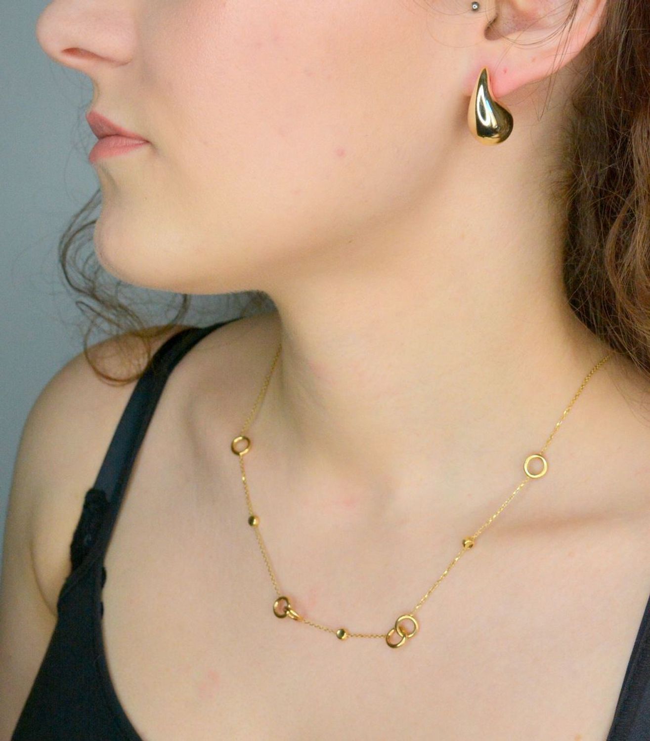 Naszyjnik złoty kółeczka pr 585, C RE 436 0681 Delikatny naszyjnik wykonany z najwyższej jakości złota próby 585. Łańcuszek ozdobiony kółeczkami. Złoty naszyjnik idealnie sprawdzi się w minimalistycznych1.jpg